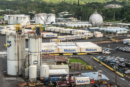 夏威夷希洛港装有 Matson 集装箱的燃料和煤气罐