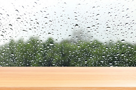 雨滴窗玻璃清新背景上的木板，雨滴飞溅背景上的空木桌地板，水雨清新墙背景上的空木桌板