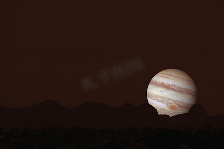 在云彩和夜空的木星剪影山