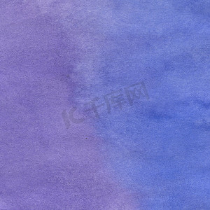 手绘背景紫色摄影照片_蓝色和紫色手绘水彩抽象背景。