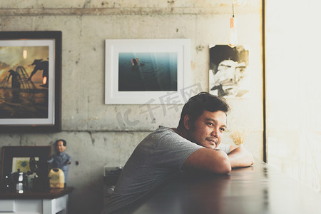 思念摄影照片_亚洲男人在咖啡店等待和思念情人