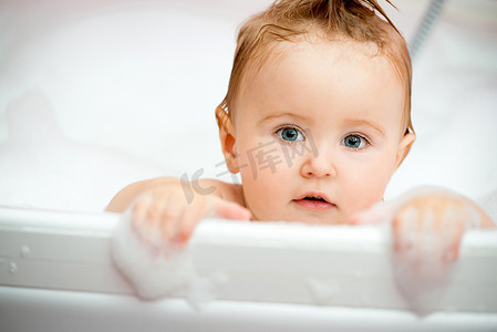 洗澡水摄影照片_洗澡的婴儿
