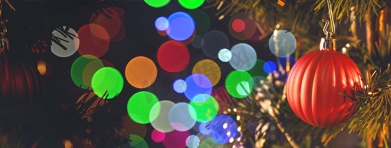 美丽的圣诞装饰概念，挂在圣诞树上的小玩意，闪闪发光的光点，模糊的深黑色背景，宏观细节，特写。