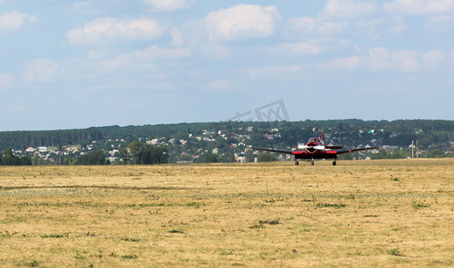 军事机场摄影照片_飞机在科罗蒂奇机场起飞