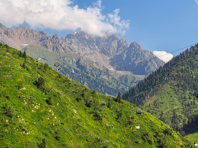 阿拉木图 - 山脉和通往 Shymbulak 滑雪胜地的索道