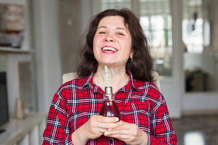饮料、人和生活方式的概念 — 快乐女人在家里用吸管喝可乐的特写
