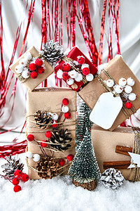 真丝背景摄影照片_零浪费圣诞礼物与香槟色丝绸背景上的装饰品。