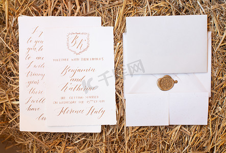 婚礼邀请函摄影照片_婚礼细节平躺在木制的背景上。