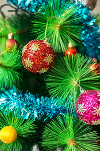 圆球金属摄影照片_用圆球和金属丝装饰的圣诞树