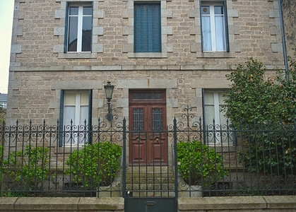 法式建筑摄影照片_有许多窗户的传统法式石头建筑