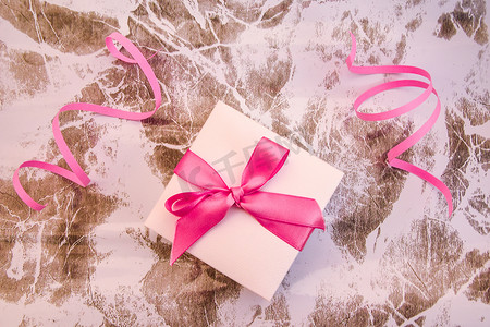 带粉色丝带的白色礼物盒