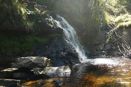 原始森林摄影照片_森林里的河流，瀑布