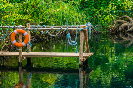 在热带密林风景、自然背景和建筑学的木跳船