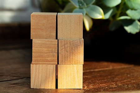 木质书桌摄影照片_深色木桌上的成组木方块