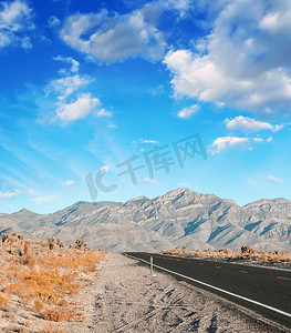 山风景中的长沙漠路