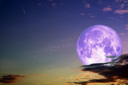 白云月亮摄影照片_满月和剪影白云夜空