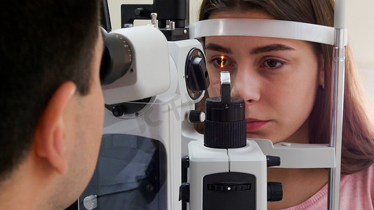 眼科治疗 — 一名嘴唇粉红的年轻女性检查视力 — 瞳孔对光的反应