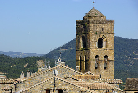 艾因萨 (Aínsa)，一座拥有绝美美景和悠久历史的中世纪城市