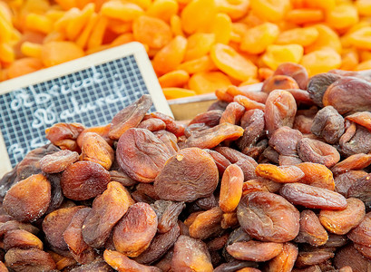 食品市场上的天然杏子（法语中的“Abricots naturels”）