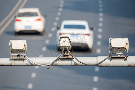 道路监控摄影照片_监控交通道路的超速摄像机