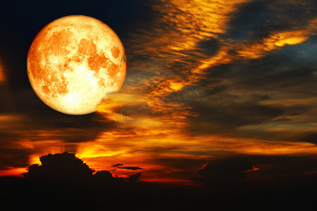超级血月在夜空中的彩色云彩虹上