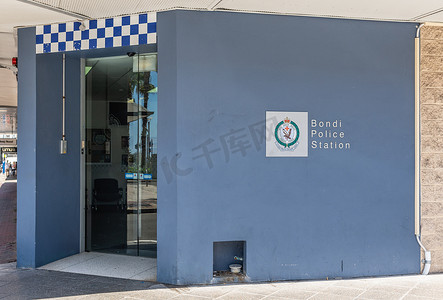 警察徽标摄影照片_澳大利亚悉尼邦迪海滩警察局。