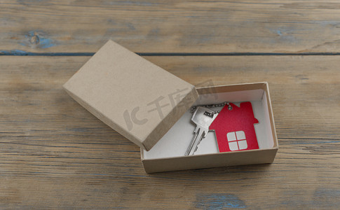 礼品盒中有钥匙的微型房子。