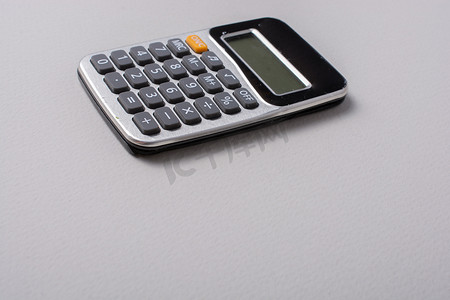 小图标金融摄影照片_在白色的小尺寸计算器