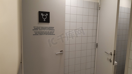 性别中立的厕所标志和门上的标志，用荷兰语和英语