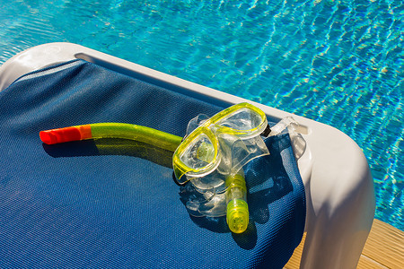 用于在泳池附近潜水的面罩和通气管