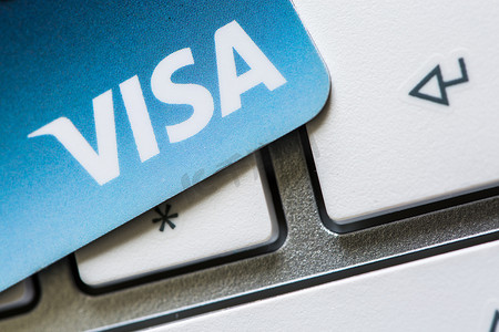 农商银行图标摄影照片_法国贝农 — 2017 年 2 月 8 日：键盘上的 Visa 信用卡，