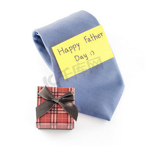 标签背景摄影照片_领带和礼品盒，带卡片标签，写上父亲节快乐的字