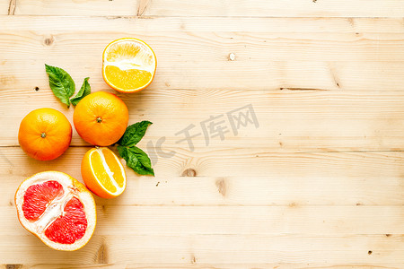 桌面视图复制空间上有叶子的橙子和葡萄柚