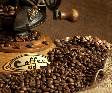 古董咖啡研磨机和咖啡豆