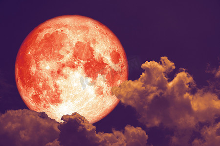 蠕虫月亮回到剪影堆云在夕阳的天空
