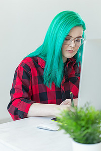 笔记本电脑插画摄影照片_设计师、插画家、艺术家和人的概念 — 当代年轻女性在工作时使用笔记本电脑和平板电脑的绿色头发肖像