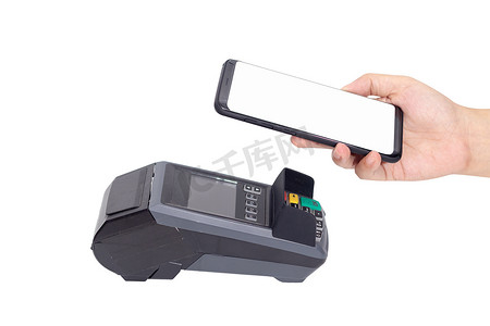 无接触摄影照片_无现金社会，客户通过智能手机在销售点终端使用 NFC 技术支付账单，并带有剪切路径。