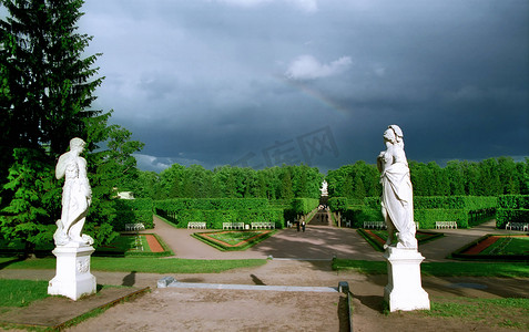 古典雕像摄影照片_公园和彩虹中的古典雕像