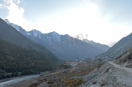 人类聚居在喜马拉雅山高海拔地区和山谷高海拔地区气候极端寒冷。