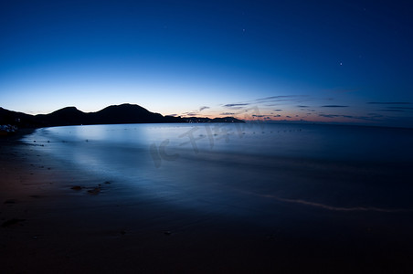 夜间大海摄影照片_夜间拍摄的大海。