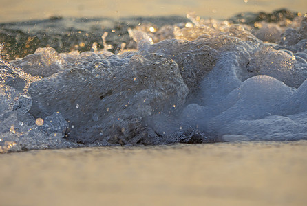 飞溅沙子摄影照片_波浪飞溅海海滩宏