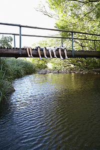 ai低保真界面摄影照片_躺在河上木桥上的青少年男孩和女孩的低层