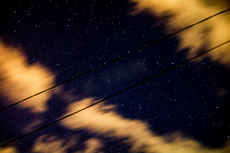 太空中的星星，真实的摄影与移动的云