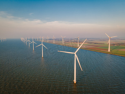 用于电力生产的风车荷兰弗莱福兰，海上风力涡轮机农场，生产绿色能源的风车农场。
