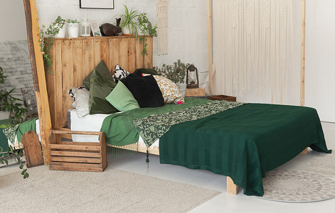生态风格的客房内配有舒适的床和新的绿色床单