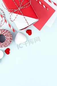 情人节、母亲节艺术设计理念的推广 — 红色、白色包装礼盒隔离在柔和的淡蓝色背景、平躺、顶视图上。