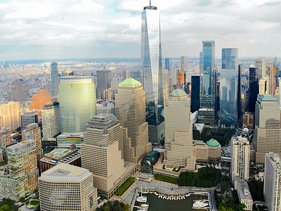 世界贸易中心摄影照片_曼哈顿天际线鸟瞰图，世界贸易中心，纽约，美国。