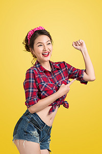 海报杂志背景摄影照片_年轻的海报女郎喜欢黄色的经典《我们能做到》海报