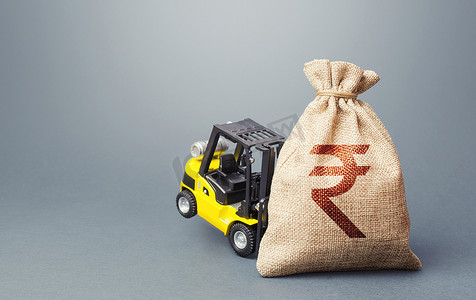 叉车无法举起印度卢比的钱袋子。