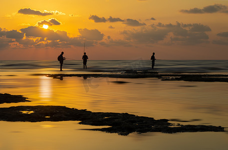 海边夕阳天空摄影照片_五颜六色的夕阳和云浪漫的夕阳